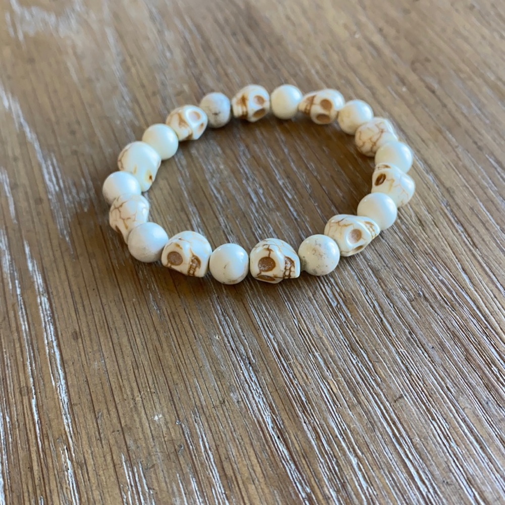 HOWLITE skull bracelet